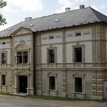 Historicke Zelenohorska Posta Апартаменты Непомук