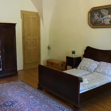 Historicke Zelenohorska Posta Апартаменты Непомук